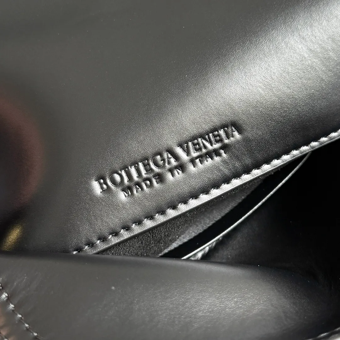 Batch 1520 BOTTEGA VENETA 2025 women's mini LIBERTA crossbody bag, the smallest size is shipped! ! Summer is here, how can you go out and play without a small bag? The "Freedom" series has the advantage of not being picky about seasons. I really like it. A small bag with a generous temperament is an indispensable item for every girl to perfectly adapt to the variety of summer outfits. The high-quality leather reveals a delicate luster. The U-shaped high-quality hardware design is enlarged in this size, which is the finishing touch. Whether it is attending a banquet or daily travel, it can show off the taste. Style No.: 826147 Size: 24*15.5*5cm